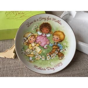 Avon Mother's Day 1983 Plate Love Is A Song For Mother Porcelain 22k gold 5"